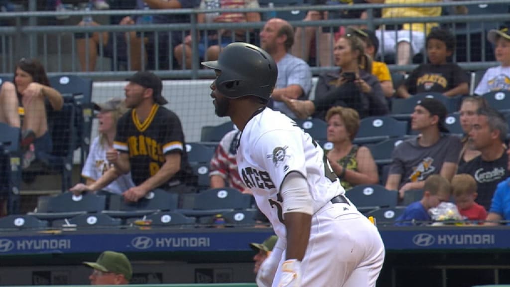 Andrew McCutchen, Pirates outfielder, cuts off signature