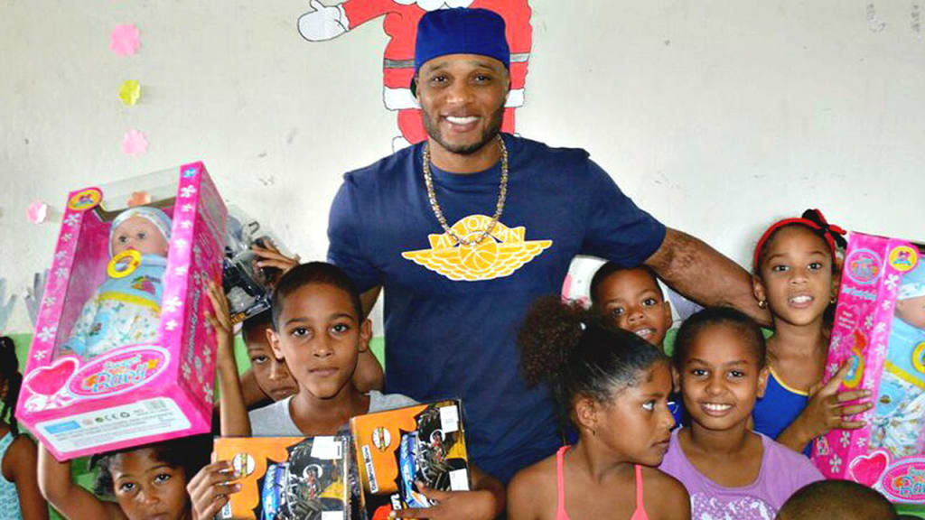 Robinson Cano's foundation has distributed toys to more than 8,000 children in the Dominican Republic in the past two years.