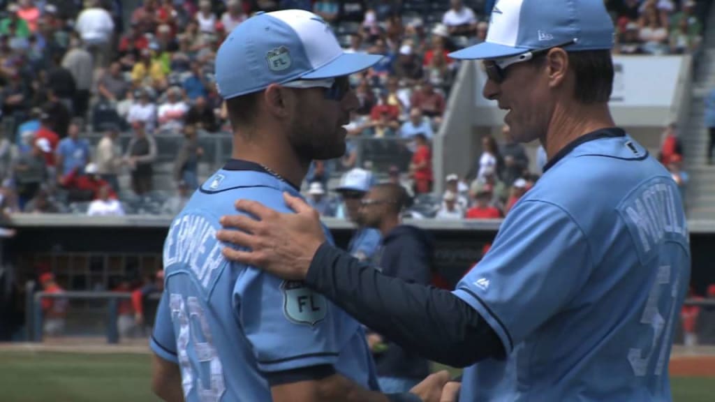 Tampa Bay CF Kiermaier breaks hand trying to make catch