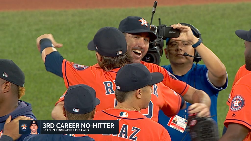 Altuve HR caps 6-run rally in 9th, Astros shock Yankees 8-7