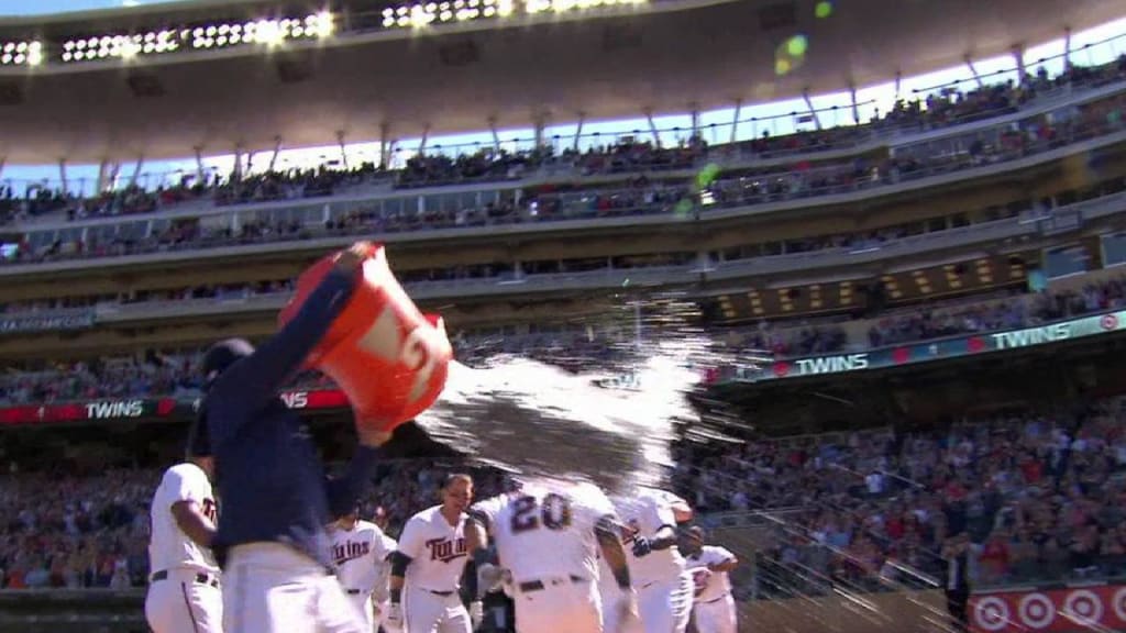 Eddie Rosario clubs walk-off HR in 3-homer game as family looks on 