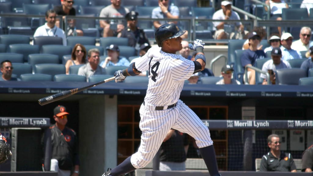 Starlin Castro pega un sencillo impulsador durante la segunda entrada.