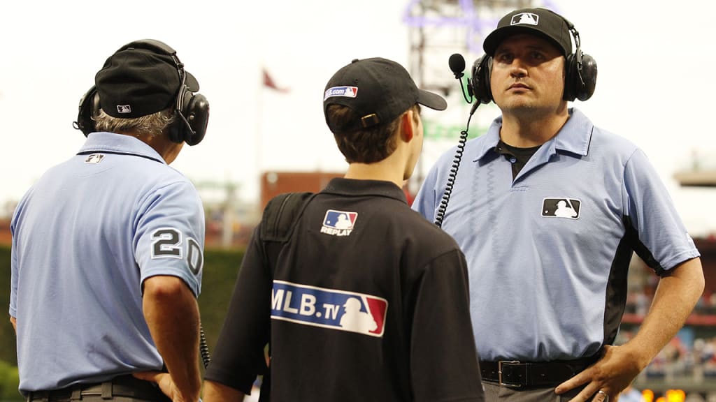 Informe: Umpires podrían las sentencias de repeticiones al público