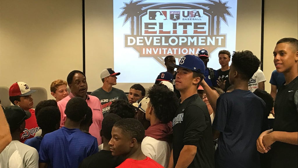 "I just talked to the kids in a way that they can relate to baseball at any level," said Winfield (left). (MLB)