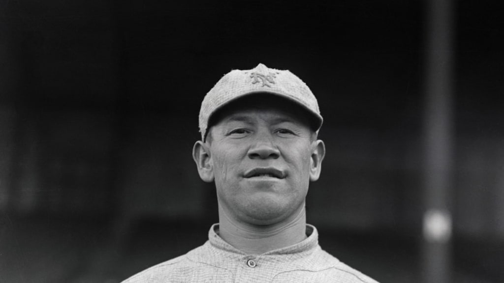 Jim Thorpe signed with New York Giants in 1913