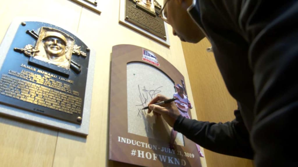 Harold Baines tours Hall ahead of induction