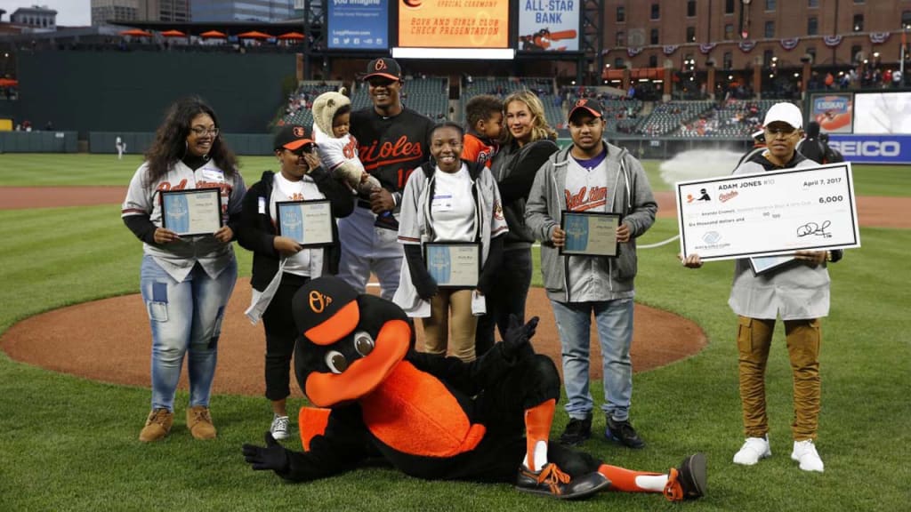 Ananda Cromwell and Youth of the Year finalists pose for a photo with Adam Jones and his wife. (Orioles)