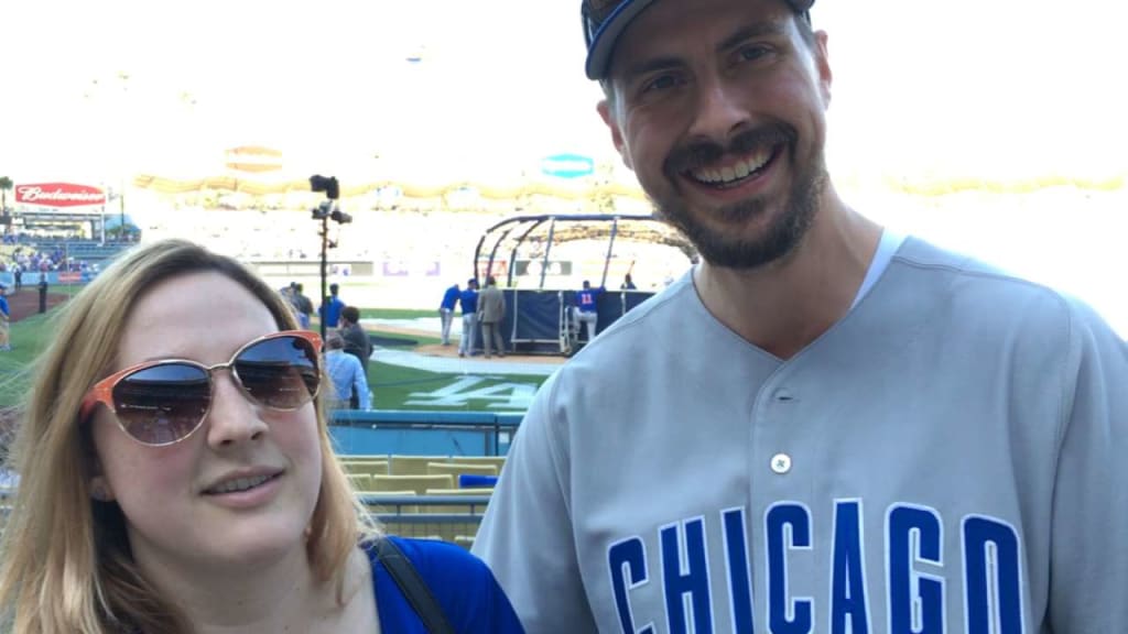 Cubs fan proposes to Dodgers fan