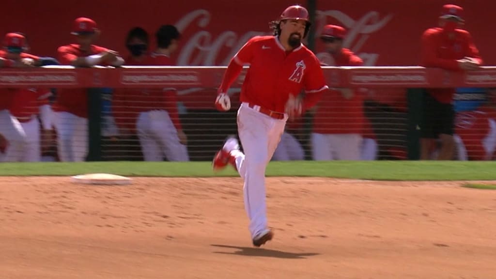 Shohei Ohtani crushes two-run homer over batter's eye