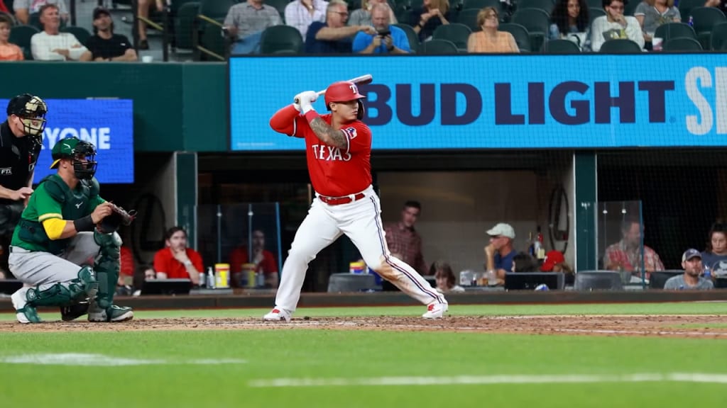 Novato sensación de los Rangers, Yohel Pozo, sigue haciendo historia