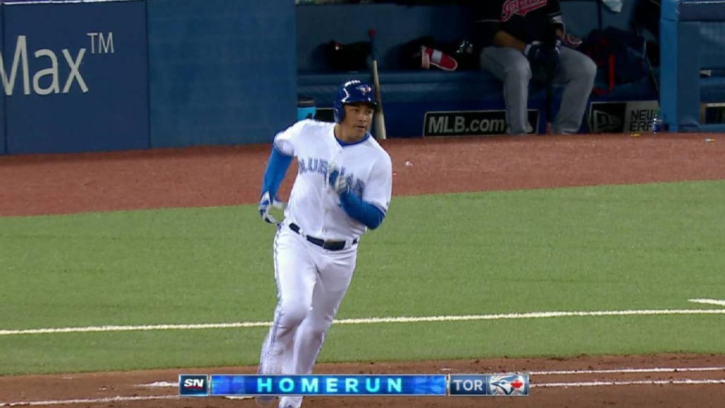 Goins appears on Blue Jays' bench with drawn-on hair