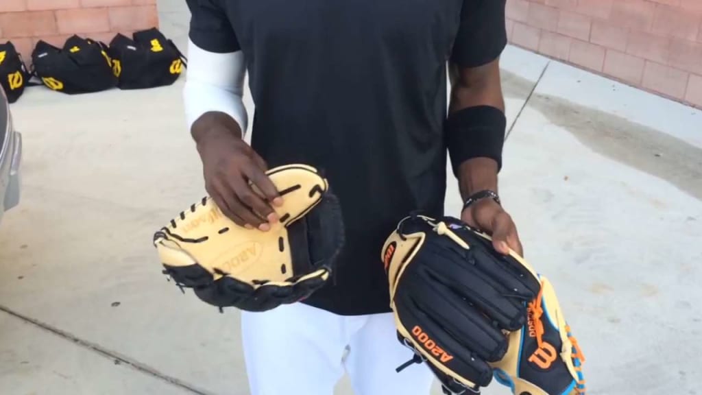 Dee Gordon shares a story about his new glove 