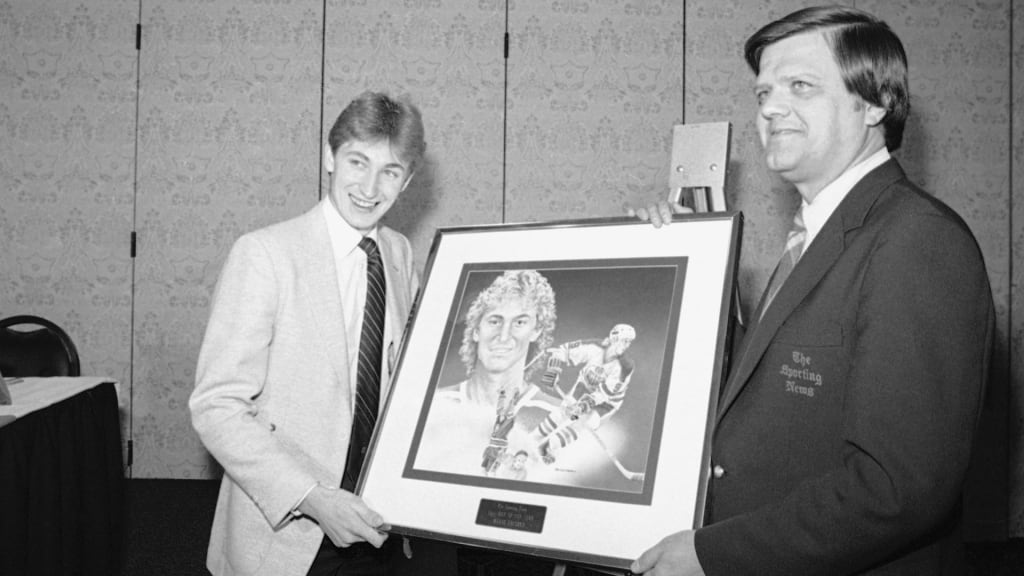 Dick Kaegel, then editor of the Sporting News, presents hockey superstar Wayne Gretzky with a painting in 1982.