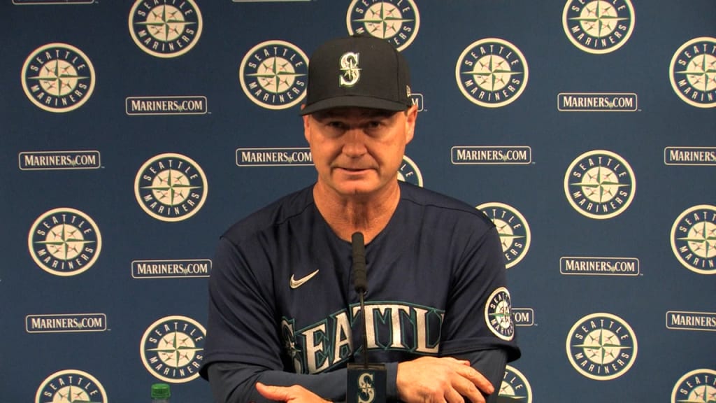 Mariners show off new uniforms, but they don't help them beat