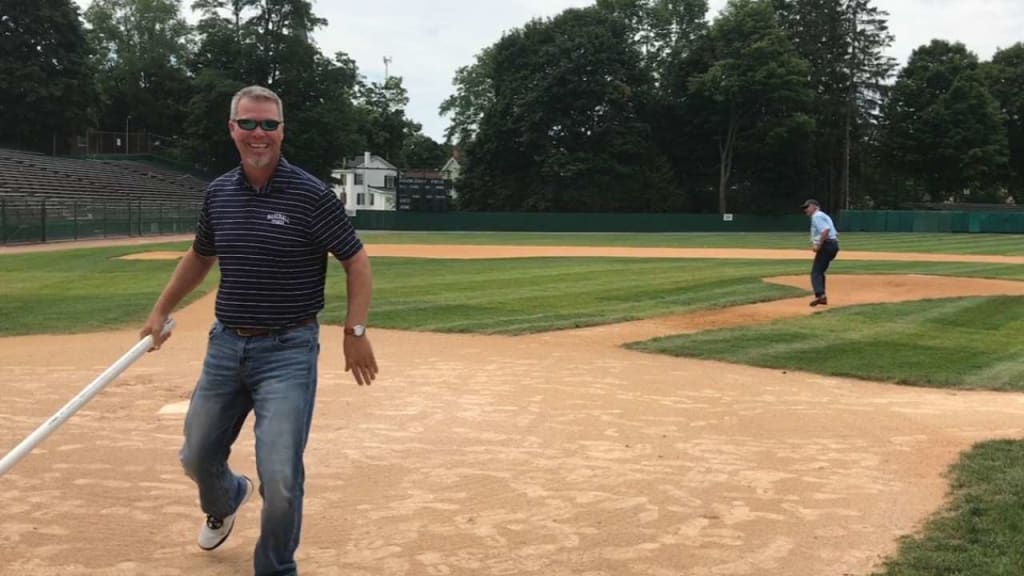 Chipper Jones' father pitches to Hall of Fame son, Jim Thome at Doubleday  Field