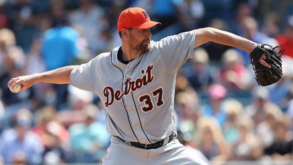 Mike Pelfrey pitched five shutout innings in the Tigers' 3-0 win over the Pirates. (Getty)