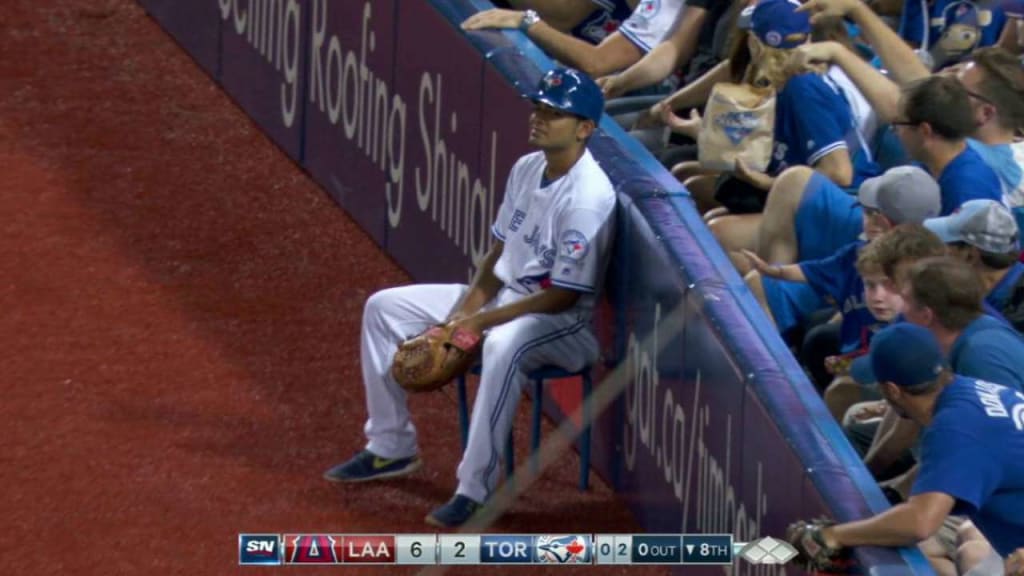 Blue Jays fan makes stunning barehanded catch on foul ball