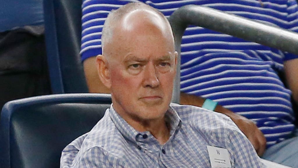 Mets GM Sandy Alderson has been looking for a righty reliever on the trade market. (AP)