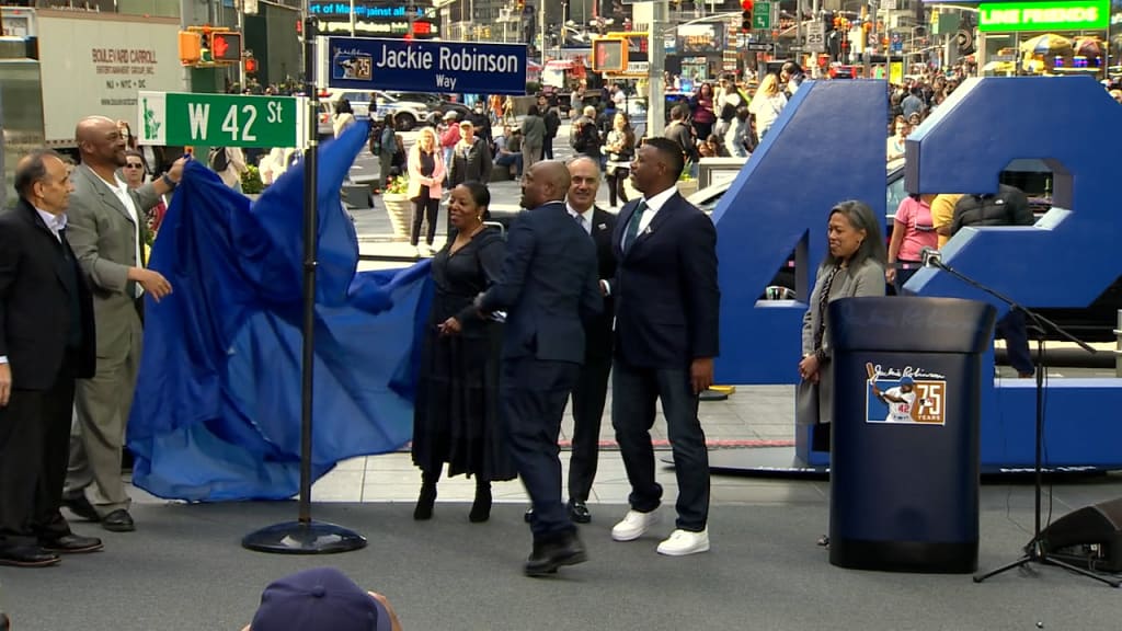 April 15, 22, 2022.Joe Torre, attend Jackie Robinson Day 2022 a Tribute  around MLB on 75th anniversary of Robinson's debut in Time Square in New  York April 15, 2022 Credit; RW/MediaPunch Stock Photo - Alamy