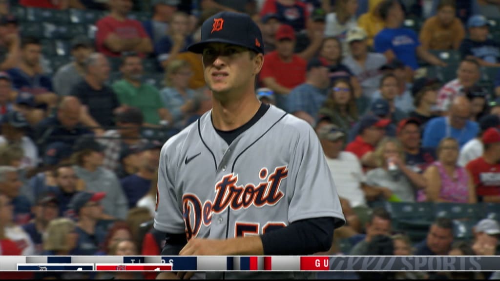 Cincinnati Reds fan helps up Tigers fan, hands home run ball to girl