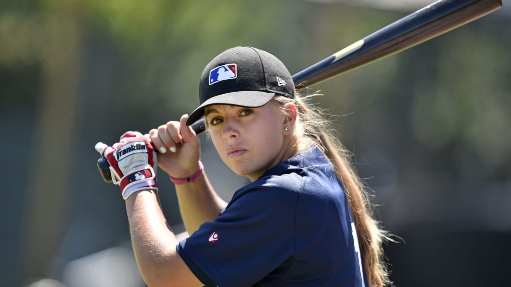 Female baseball player]