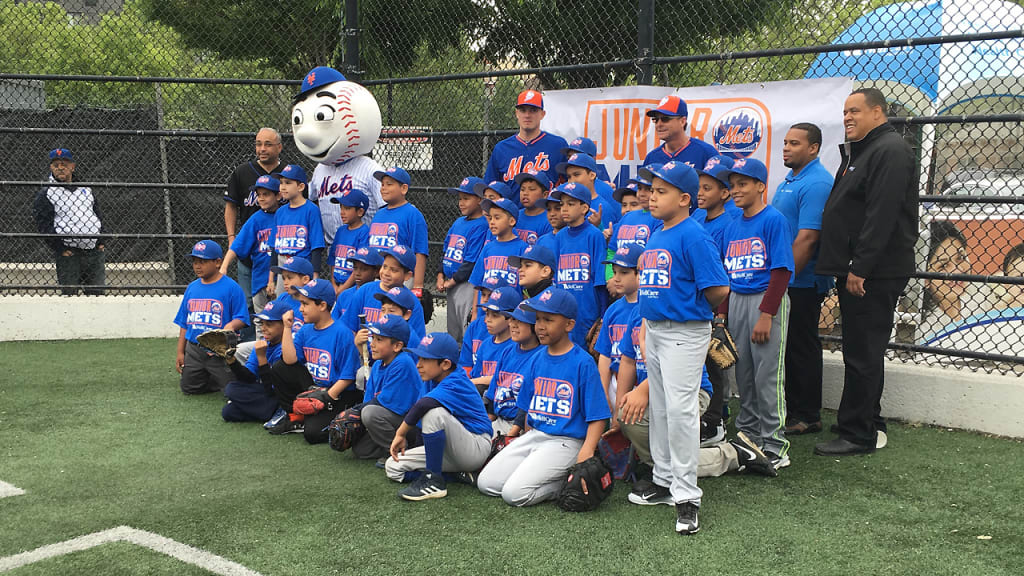 The clinic featured hitting, pitching and fielding drills for about 100 kids in Hinton Park. (David Adler/MLB.com)