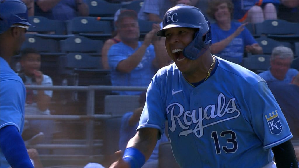 Kansas City Royals star Salvador Perez leaves game vs. Reds with hand  injury: details