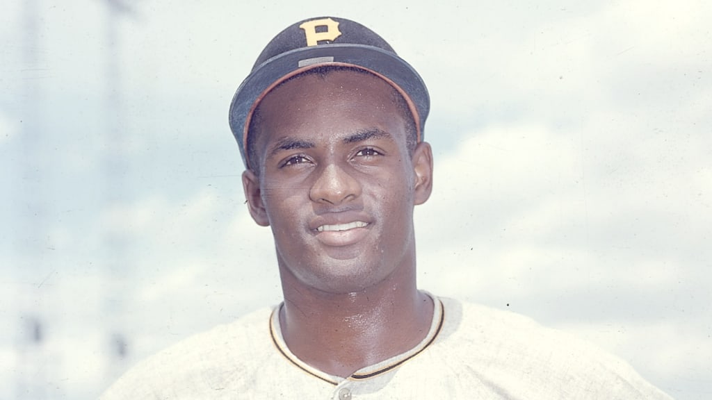 Roberto Clemente Jr. honors father on 50th anniversary of his death