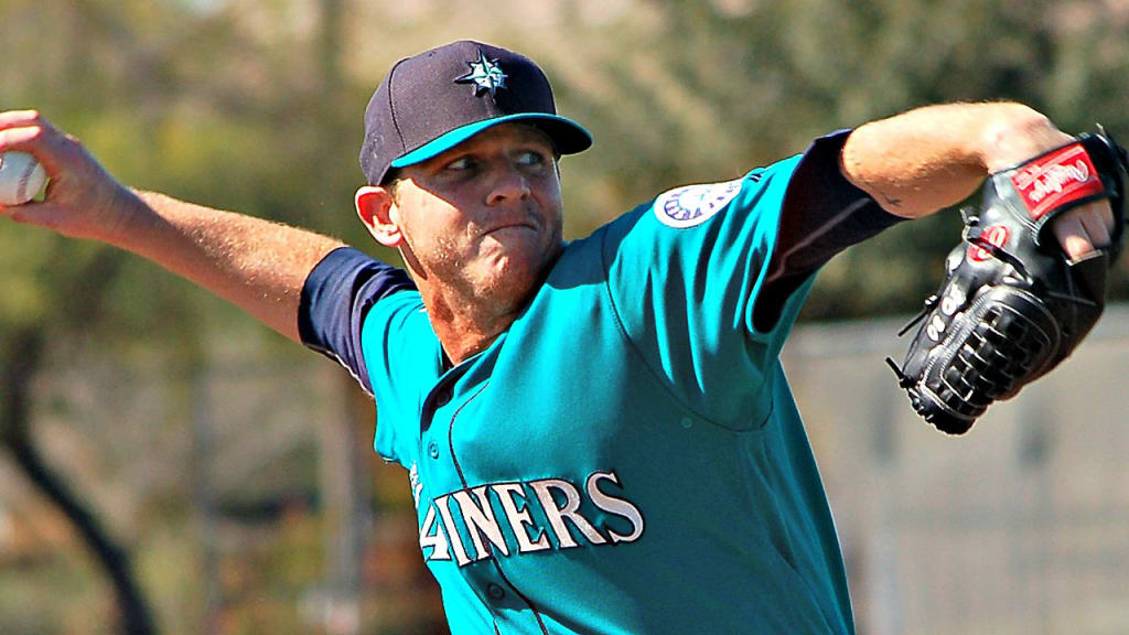 Justin De Fratus signed a one-year deal with the Mariners, who released the righty Wednesday after he posted a 4.50 spring ERA. (MLB.com)
