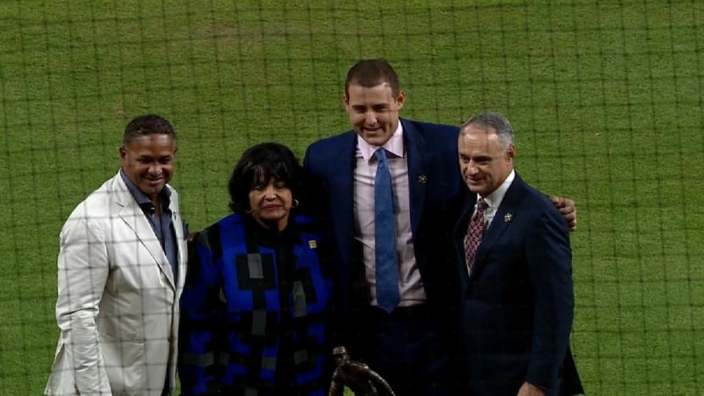 Anthony Rizzo wins 2017 Roberto Clemente Award