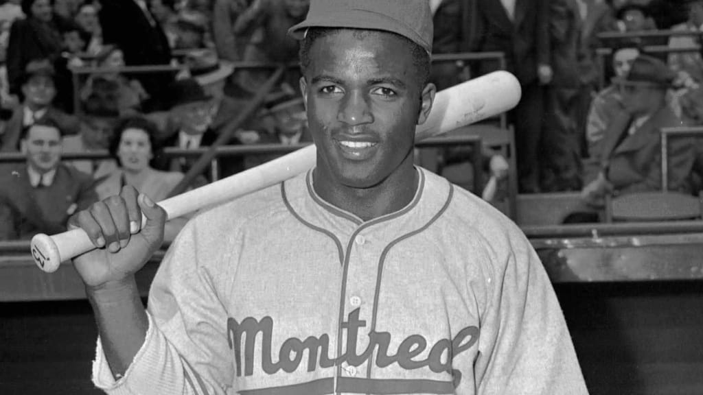 Jackie Robinson makes his professional baseball debut with the Montréal  Royals