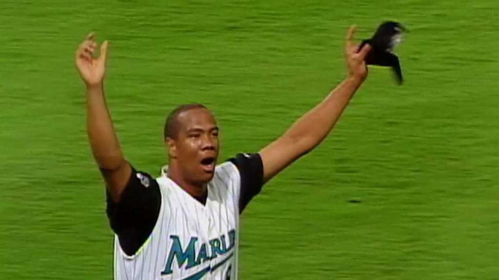 Livan Hernandez Reunited With Brother El Duque 