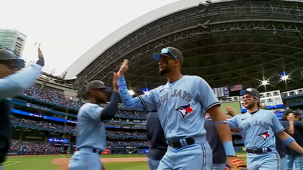 Blue Jays beat Yankees in 10th inning as fans return