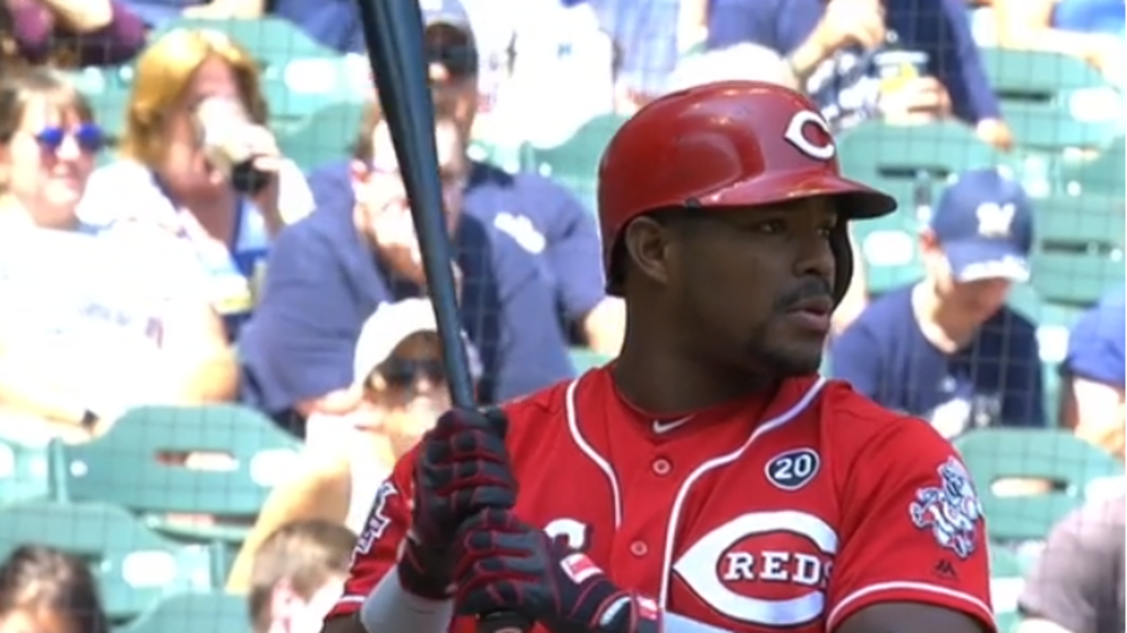 Yasiel Puig shaves mustache during game