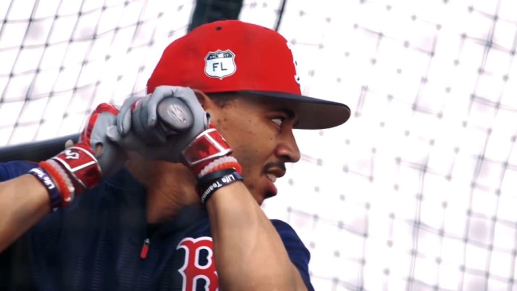 Red Sox renew Mookie Betts' contract for $950,000