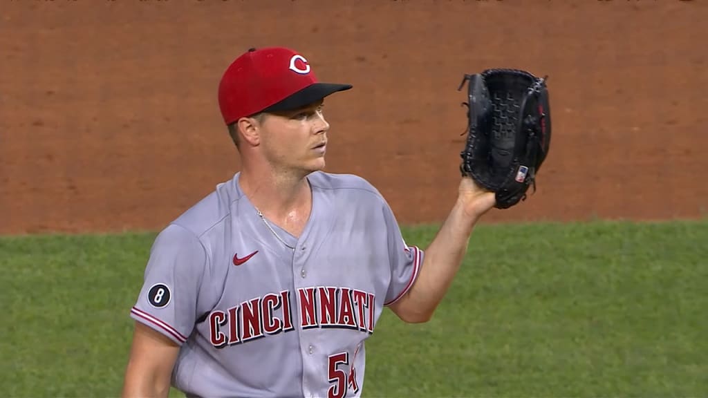 Jesse Winker flashes glove, hits first MLB homer to lead Reds past