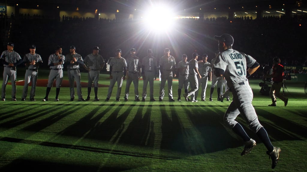 Ichiro Suzuki of the Miami Marlins is honored for his 3000th hit News  Photo - Getty Images