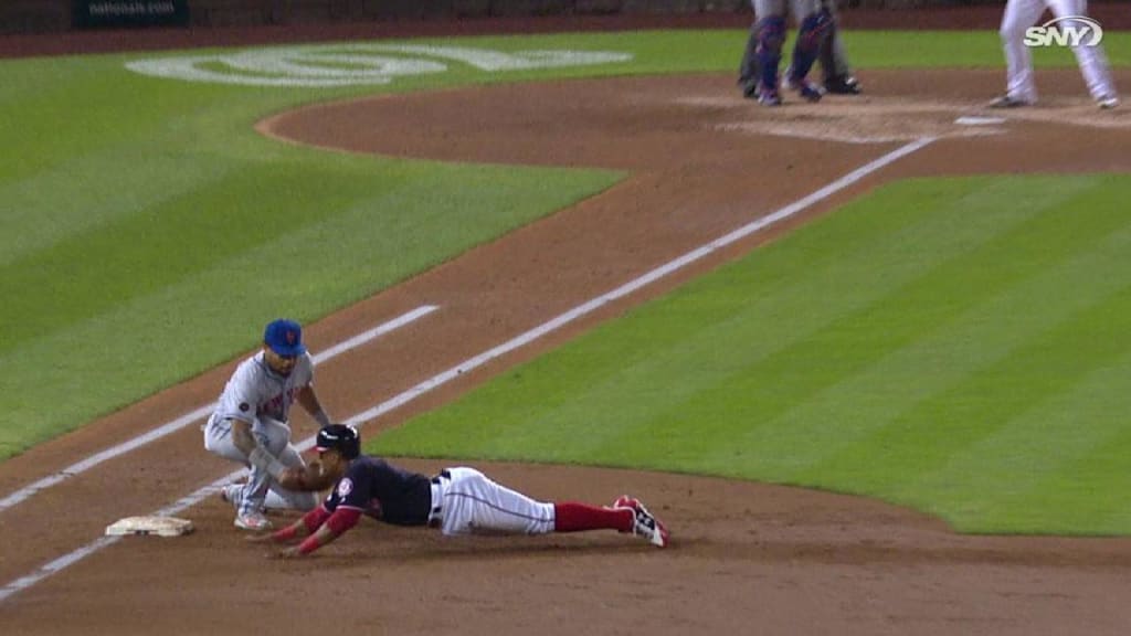 deGrom picks Difo off first