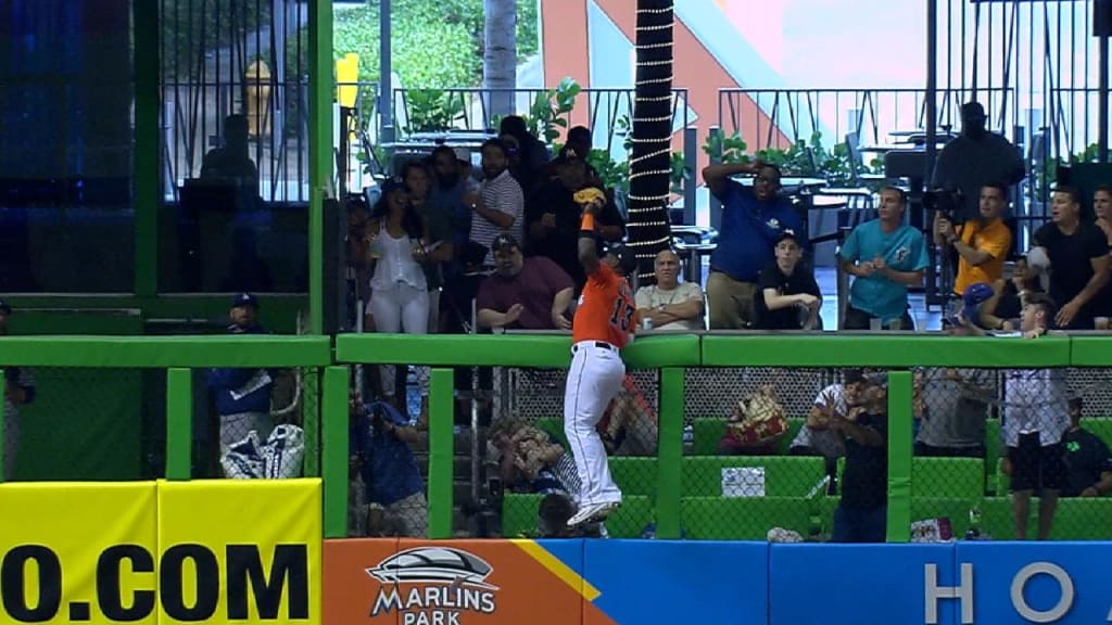 Cardinals' Marcell Ozuna climbs wall, falls for blooper (VIDEO