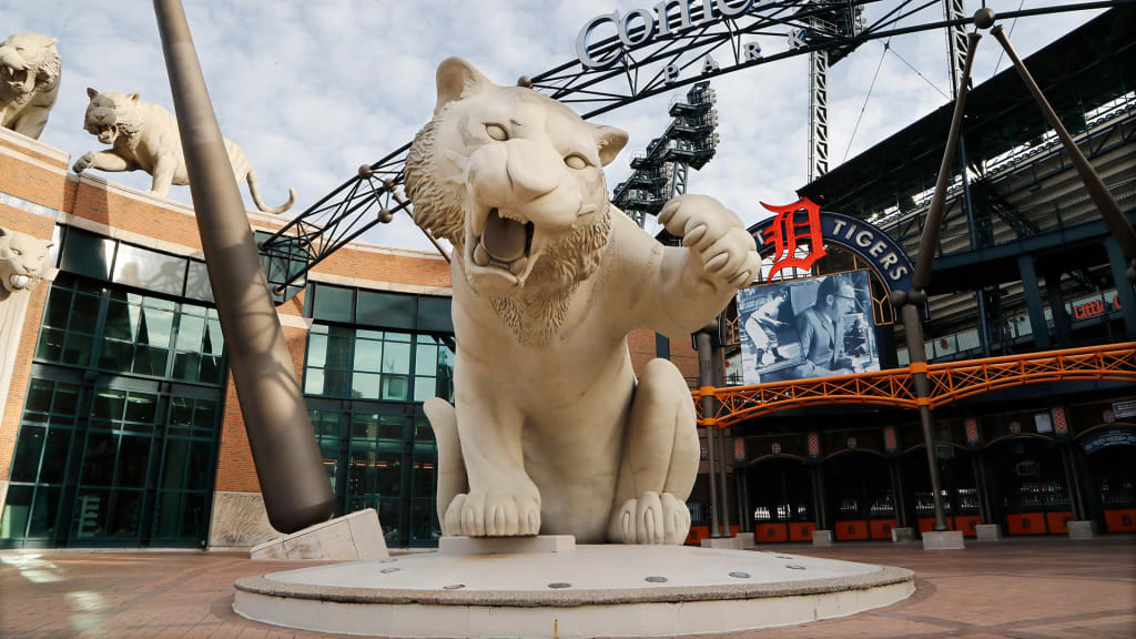 Tiger 👑! In honor of his final series, the @Tigers put a Miggy jersey on  the tiger statue outside of Comerica Park.💙🧡