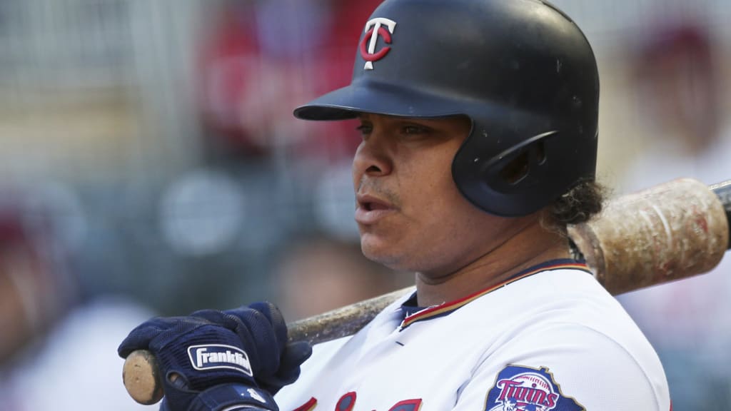 St. Petersburg, FL. USA; Minnesota Twins first baseman Willians Astudillo  (64) fields a ball and gets the unassisted out during a major league baseba  Stock Photo - Alamy