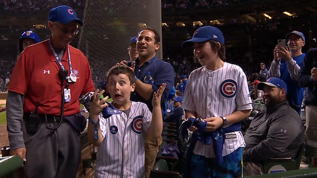 Javier Baez gave his batting glove to excited kids