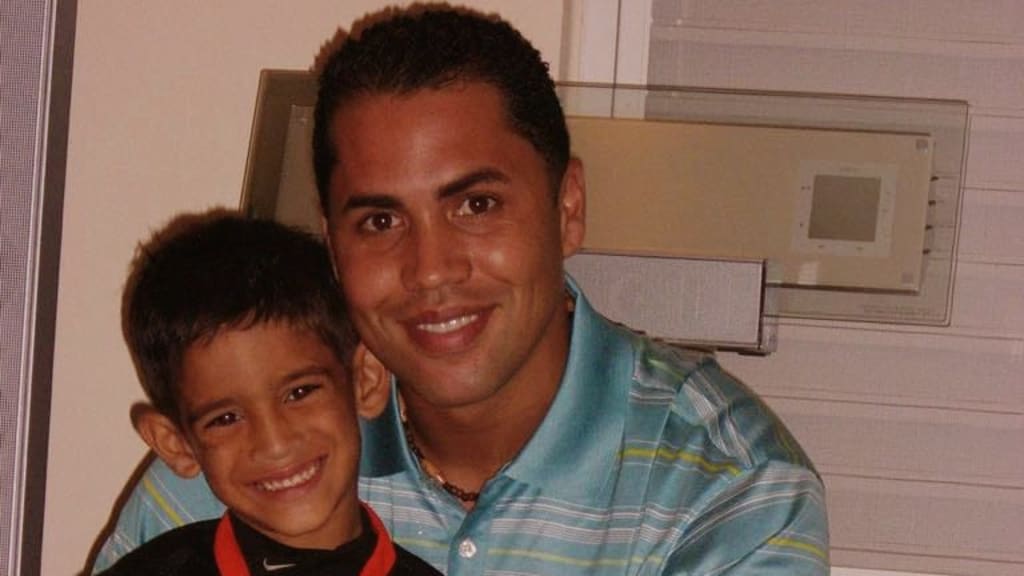Matthew Lugo aparece de pequeño junto a su tío, la ex estrella de las Grandes Ligas Carlos Beltrán.