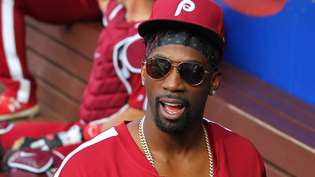 The Phillies all-burgundy jerseys had zippers