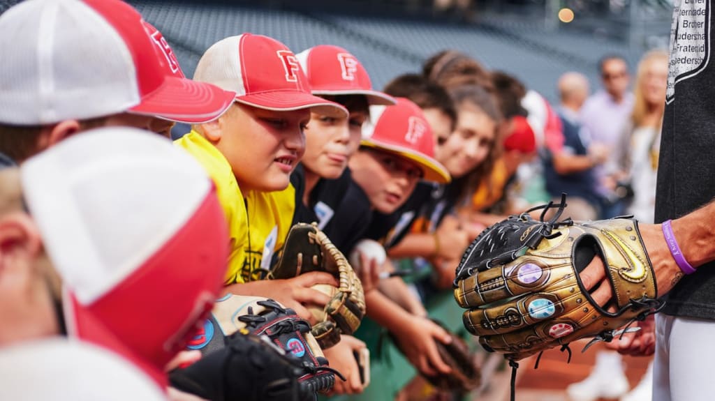 Baseball Pitcher Wears Infinity Gauntlet Glove For MLB Weekend