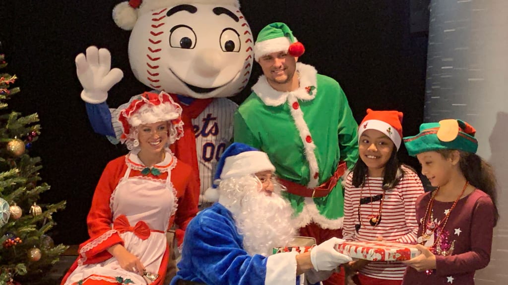 Photos: Mets Host Annual Kids' Christmas Party