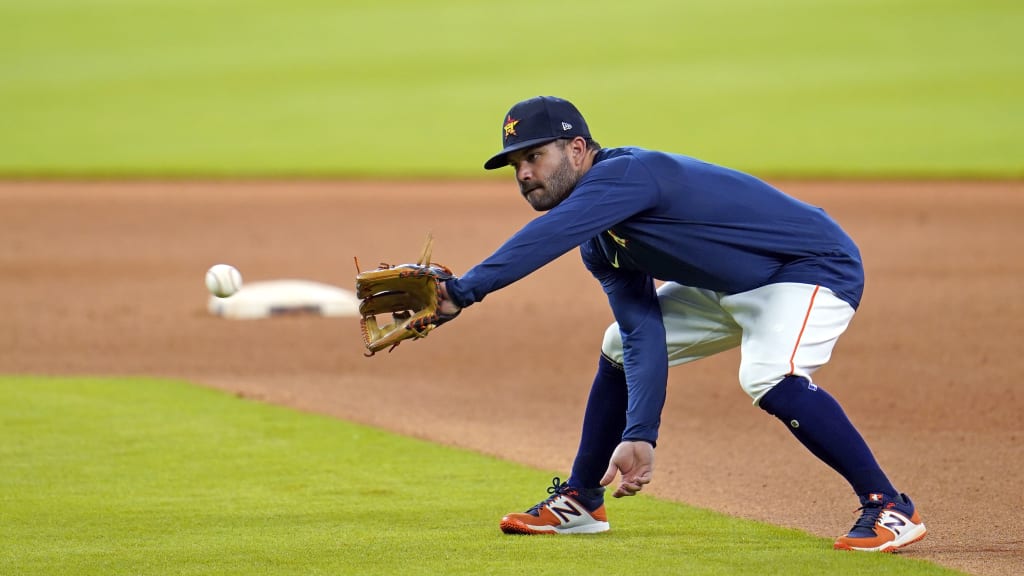 Astros fan runs on field and hugs Jose Altuve during ALCS