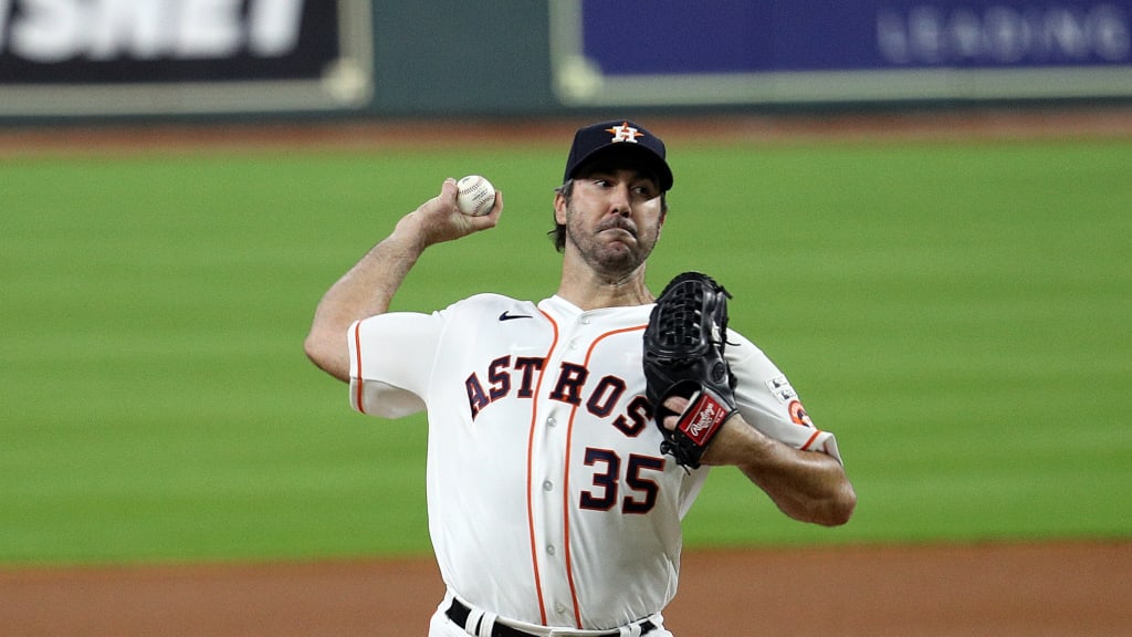 Houston Astros manager Dusty Baker Jr., right, presents New York Mets  pitcher Justin Verlander his 2022 World Series Championship ring before a  baseball game Monday, June 19, 2023, in Houston. (AP Photo/David