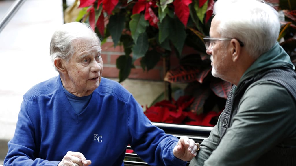 Art Stewart chats with Joe Maddon at the 2016 Winter Meetings. (Alex Brandon/AP)