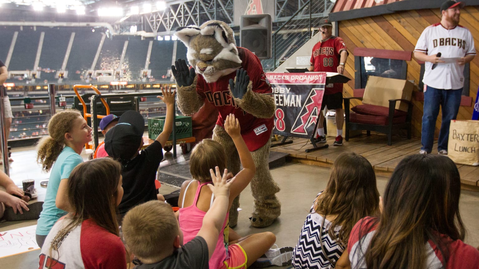 Diamondbacks mascot Baxter has already run afoul of Phillies fans